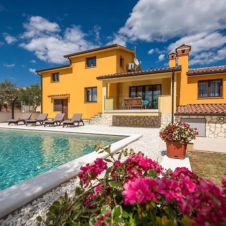 3 Bedroom In 펜션 *